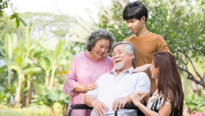 Hãy mua bảo hiểm cho bố mẹ càng sớm càng tốt