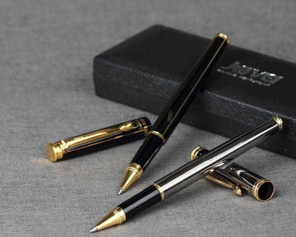 Chiếc bút kí làm tăng thêm sự chuyên nghiệp của người tư vấn viên