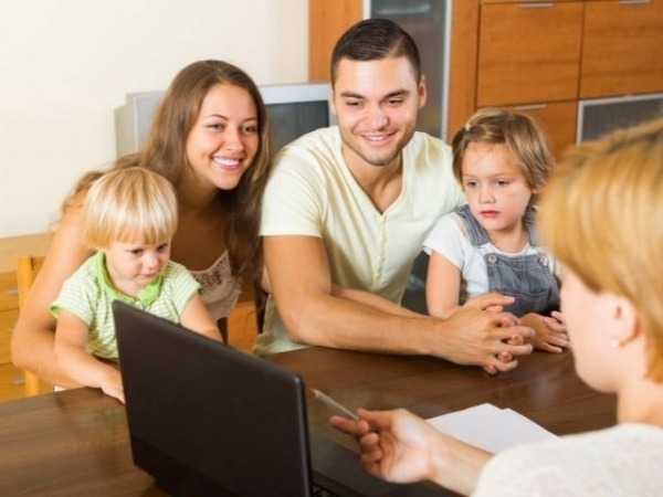 Sự thân thiện sẽ giúp Tư vấn viên xây dựng hình tượng tốt trong mắt khách hàng và làm nên điều đáng tin cậy