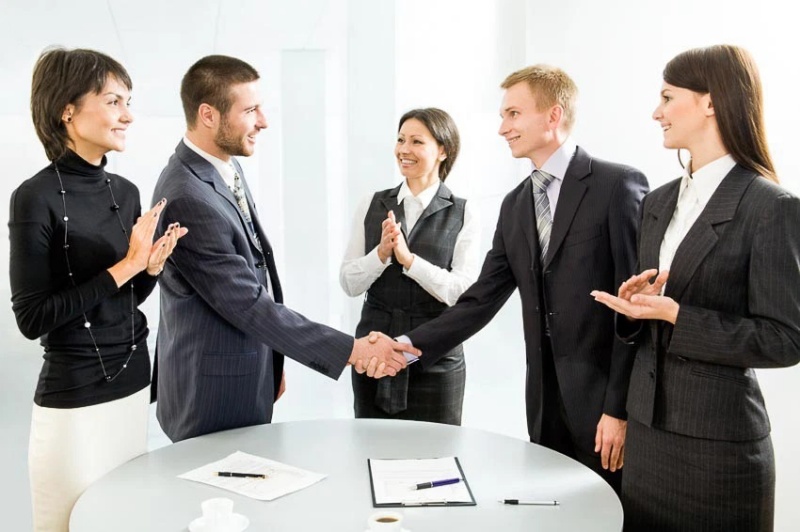 Giao tiếp tự tin trôi chảy là nền tảng để gây ấn tượng tốt với khách hàng, tạo niềm tin và có thể thuyết phục khách hàng tốt hơn