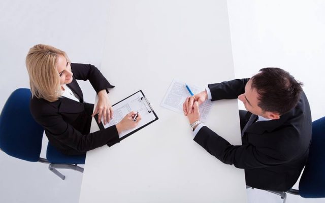 Ứng viên thông qua sàng lọc CV được gọi điện hoặc mời phỏng vấn qua email