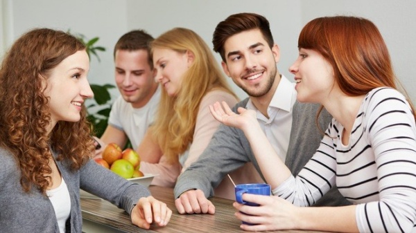 Tạo bầu không khí cởi mở sẽ giúp các sale bất động sản dễ bán được hàng hơn
