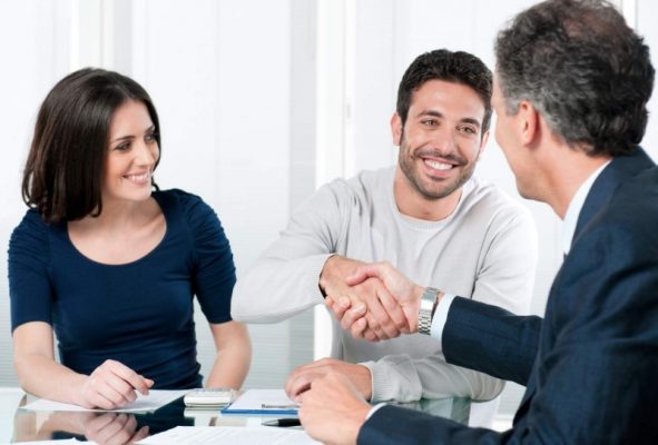 Nhân viên tư vấn bảo hiểm tìm hiểu nhu cầu của khách hàng