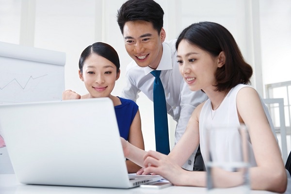 Làm sales bạn sẽ có cơ hội gặp mặt và giao tiếp với nhiều người trong xã hội