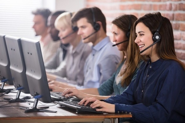 Khi gọi điện cho khách hàng cần chú ý giữ cách nói chuyện lịch sự và thân thiện.